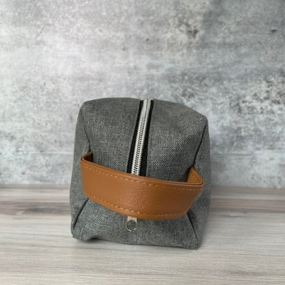 Exclusive Los Angeles Lakers canvas Dopp Kit - Picture 3 of 9